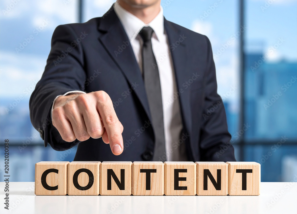 Obraz premium Content - Geschäftsmann zeigt auf den Text 