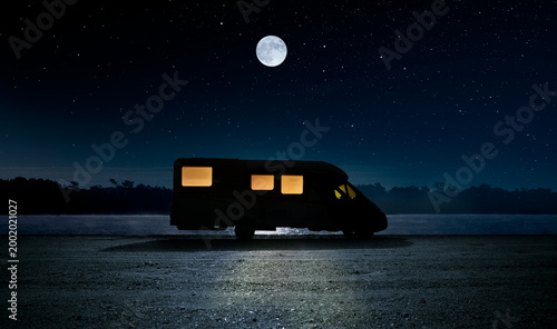 Wohnmobil bei Mondschein am Strand