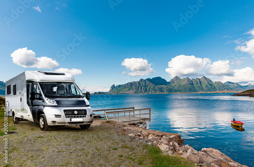 Wohnmobil an einem Strand auf den Lofoten