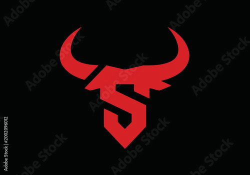 Foto Red minimalist bull head logo with letter S mascot