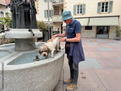 Mann und sein Lagotto Romagnolo Hund in Lana in Südtirol 
