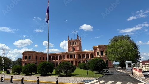 Tableau sur toile Palácio de López e bandeira do Paraguai sob céu azul em Assunção