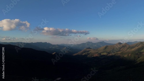 Vista panorâmica aérea das Montanhas da Mantiqueira em Minas Gerais, Brasil, com paisagem natural exuberante, relevo montanhoso e atmosfera tranquila ao entardecer.