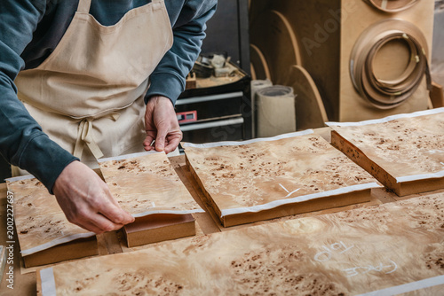 Foto Artisan furniture maker in workshop environment