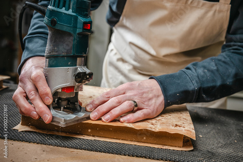 Foto Artisan furniture maker in workshop environment