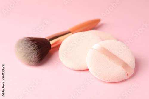 Obraz na plátně Clean makeup sponges and brush on pink background, closeup