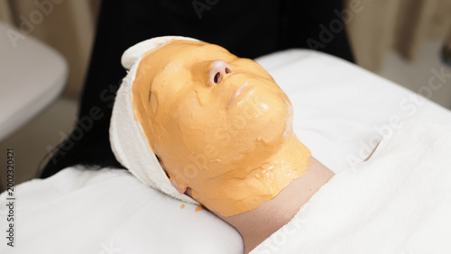 Canvas-taulu Close-up of alginate mask covering female face during spa treatment session