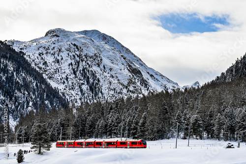 Pontresina, Berninapass, Val Bernina, Zugfahrt, Zugreise, Winter, Wintersport, Wanderweg, Langlauf, Langlaufloipe, Oberengadin, Graubünden, Schneedecke, Winterlandschaft, Alpen, Schweiz