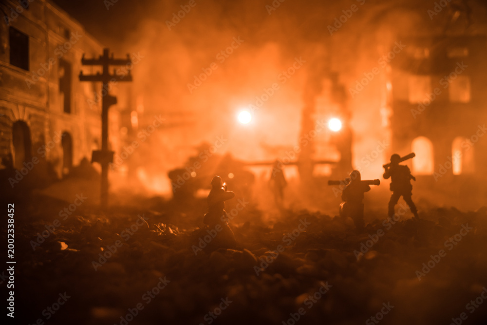 Obraz premium Military soldier silhouette with bazooka. War Concept. Military silhouettes fighting scene on war fog sky background, Soldier Silhouette aiming to the target at night.