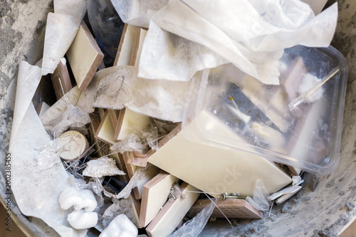 Fotografie Creative chaos unfolds in a messy container filled with discarded materials for