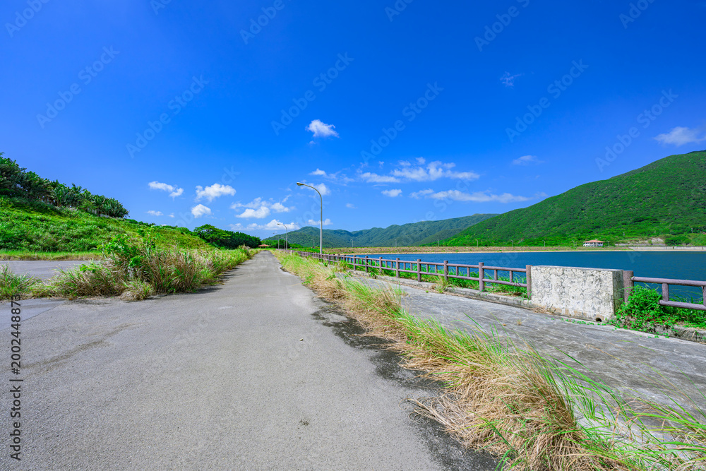 Fototapeta premium 開放感あふれる石垣島 名蔵ダム湖畔の爽やかな風景