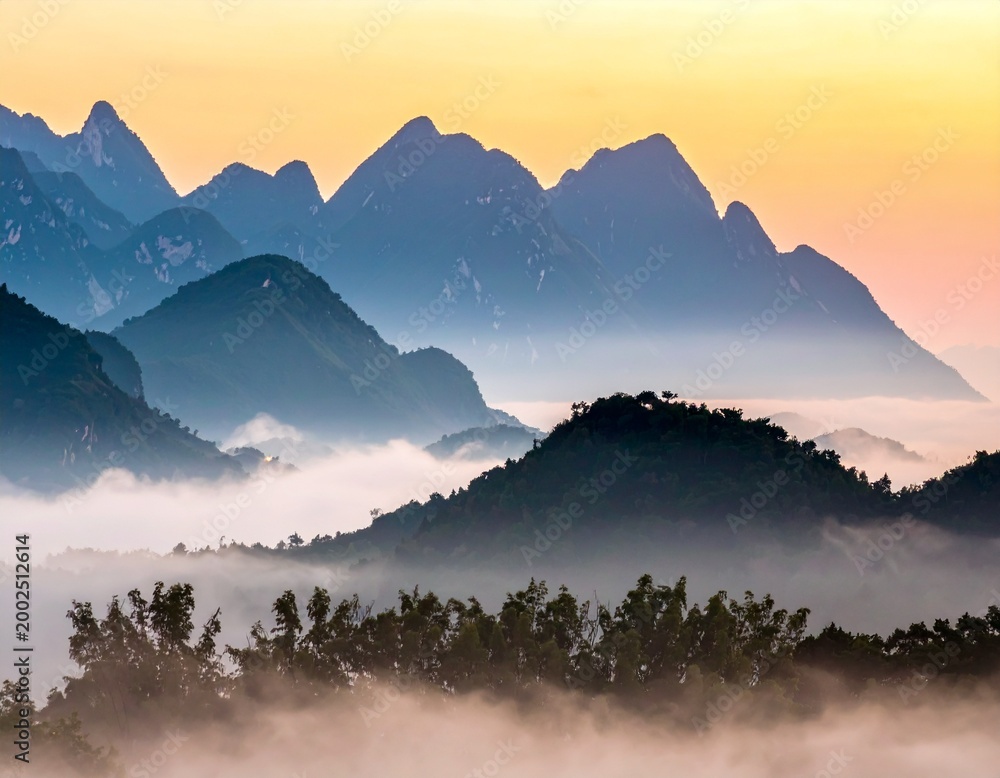 Obraz premium Misty Mountain Range at Sunrise Landscape