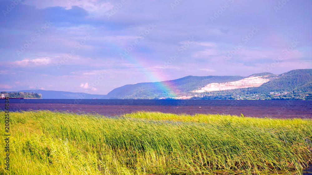 Obraz premium A rainbow over the Zhiguli Mountains on the Volga River on a summer evening