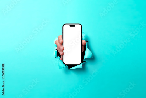 青い紙を突き破って登場するスマートフォン