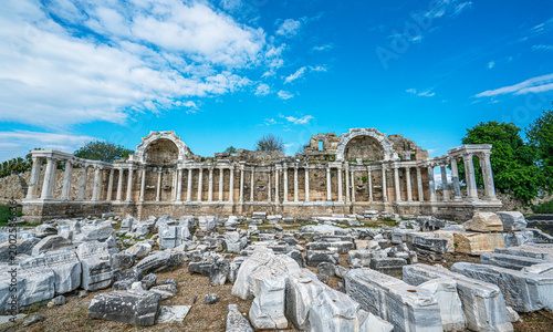 Foto The scenic views of the nympheum, originally natural grottoes, which tradition assigned as habitations to the local nymphs in Side, Turkey