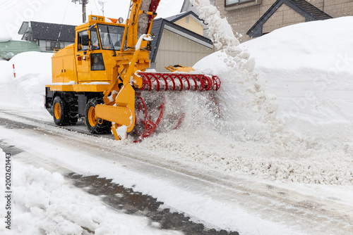 道路の雪を除雪するロータリ除雪車