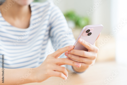 スマホを使う若い女性の手元