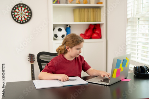 Φωτογραφία Kid learner writing notes