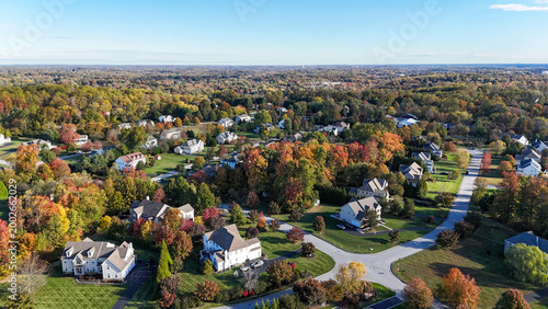 Φωτογραφία Aerial view of suburban single-family homes with autumn foliage in Garnet Valley