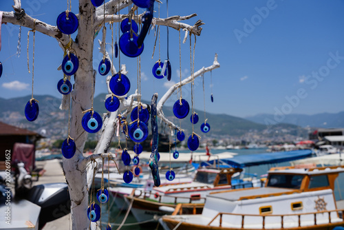 Cuadro en lienzo Nazar amulet hanging on tree in Alanya harbor