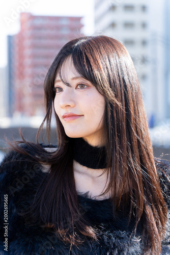 Fotografía 冬の午後の光を浴びて。お洒落な私服で街歩きを楽しむ女性