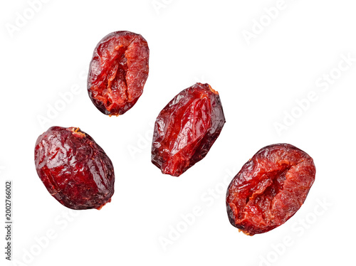 Fotografía Four plump and wrinkled dried cranberries, showcasing their rich red color and natural texture