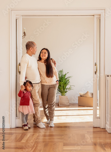 Canvastavla Family moving into new home with young daughter