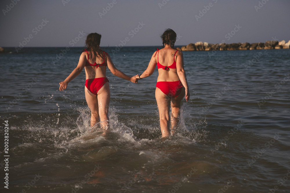 Obraz premium Mother and daughter having fun on the beach.