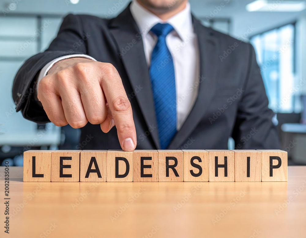 Obraz premium Leadership - Geschäftsmann zeigt auf den Text 