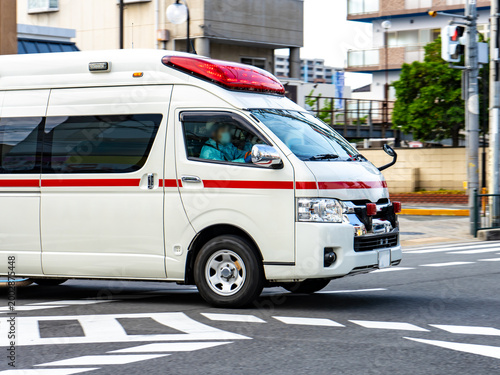Cuadro en lienzo 交差点を緊急走行中の救急車