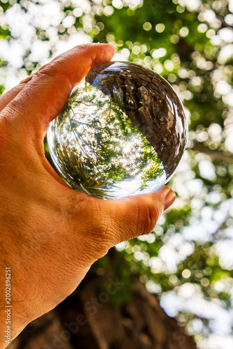 Paisaje reflejado en una bola de cristal, en el Puerto de la Cruz.