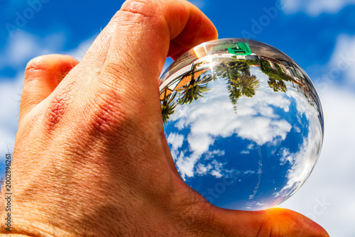 Paisaje reflejado en una bola de cristal, en el Puerto de la Cruz.