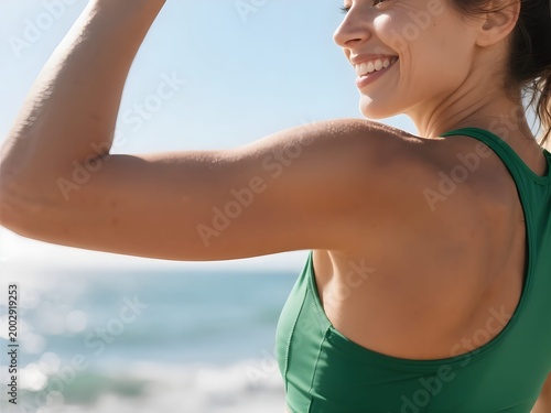 Estate, divertimento, salute  e fitness: ragazza che fa sport ed esercizio fisico sulla spiaggia al mare