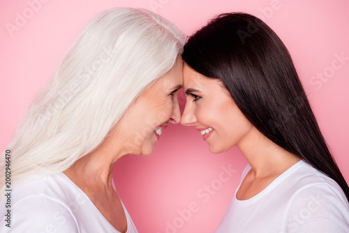 Tableau sur toile Mother and daughter forehead to forehead smiling in affectionate family portrait