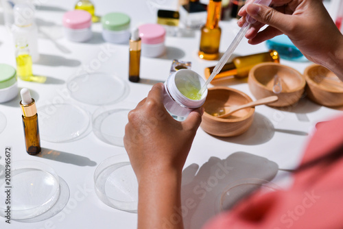 Cuadro en lienzo Woman making organic cosmetics with aloe in laboratory