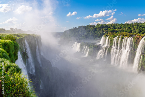 Foto Stunning landscape of the famous Iguazu Falls with a thick mist rising from the
