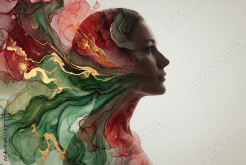 Profilo di donna con arte fluida in inchiostro alcolico rosso e verde