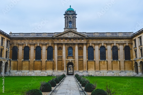 Fotografía Symmetrical historic building with clock tower Oxford.