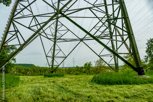 Foto Hochspannungsmasten im Feld