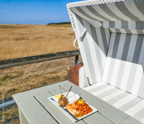 Fischgericht vor Strandkorb