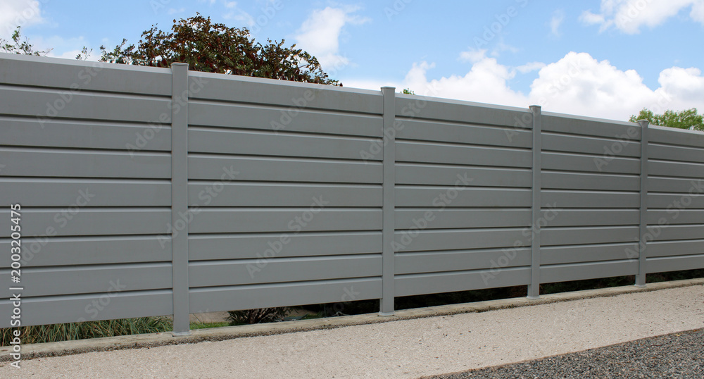 Obraz premium Brise vue aluminium sur muret, panneau de clôture gris