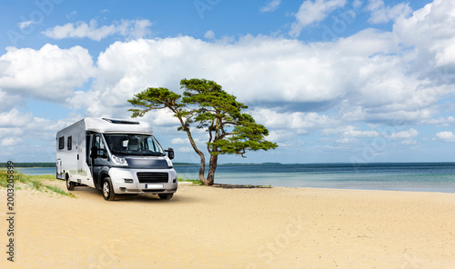 Wohnmobil in Schweden am Strand