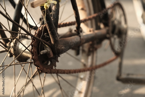 Canvastavla old rusty bicycle gears and worn out tires