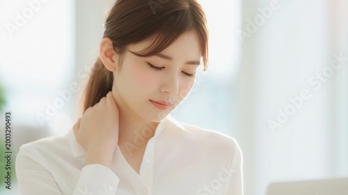 肩こりで肩を揉む日本人女性 Free Download 肩こりで肩を揉む日本人女性 - GFXLoad