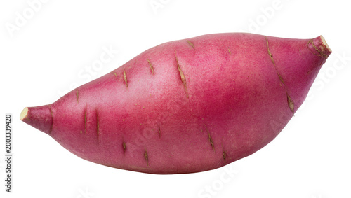 Foto Isolated fresh raw sweet potato with vibrant reddish-pink skin, healthy and nutr