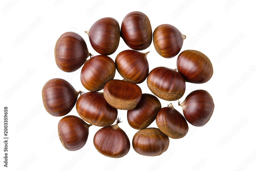 Obraz premium Isolated fresh autumn chestnuts, a delicious seasonal snack, healthy food for winter holidays