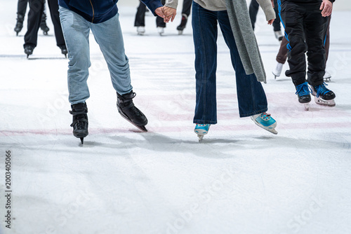 Bilde på lerret People ice skating on a rink holding hands