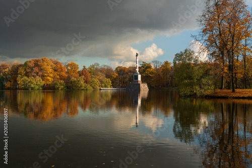 Cuadro en lienzo The Chesme Column in the center of the Great Pond in the Catherine Park of Tsars