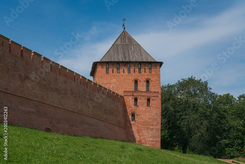 Foto Vladimirskaya Tower of the Novgorod Kremlin (Novgorod Detinets) on a sunny summe