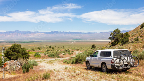 Obraz na płótnie Pickup Truck With Mountain Bike In The Nevada Desert